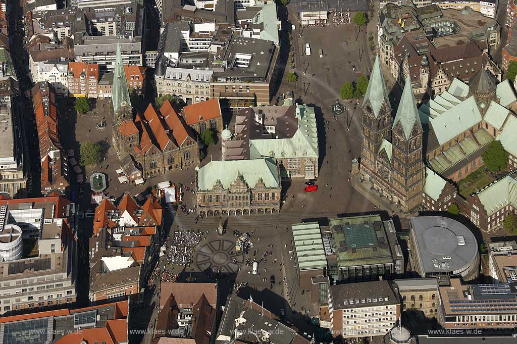 Bremen,Luftbild der Bremer Altstadtinsel mit Rathaus, St.Petri-Dom, Dom, Bremische Buergerschaft, Bremer Roland, Ratskeller, Senat der Freien Hansestadt Bremen, Bremer Stadtmusikanten und Cafe; Bremen, aerial view of Bremer inner city.