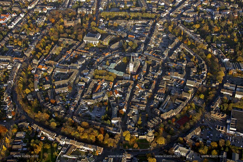 Historischer Stadtring, Probsteikirche, Bockwindmuehle, Franziskanerkloster, Kempener Burgwiese, Kuhtor, Stadttor, Gewerbegebiet, Kempen, NRW, Nordrhein-Westfalen, Deutschland, DEU. | Town center of Kempen, North Rhine-Westphalia, Germany, DEU.