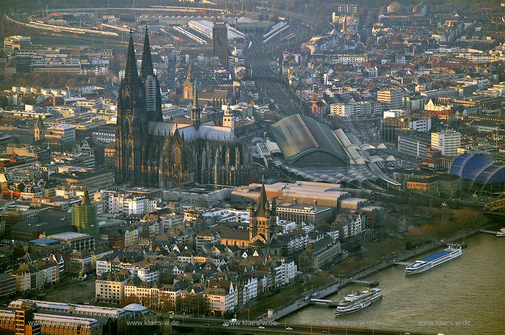 DEU, Deutschland, Luftbildfotografie: Koeln, Altstadt, Koelner Dom, Hauptbahnhof, Wallraf-Richards-Museum | DEU, Germany, aerial photography: Cologne, old town and cathedral and central station