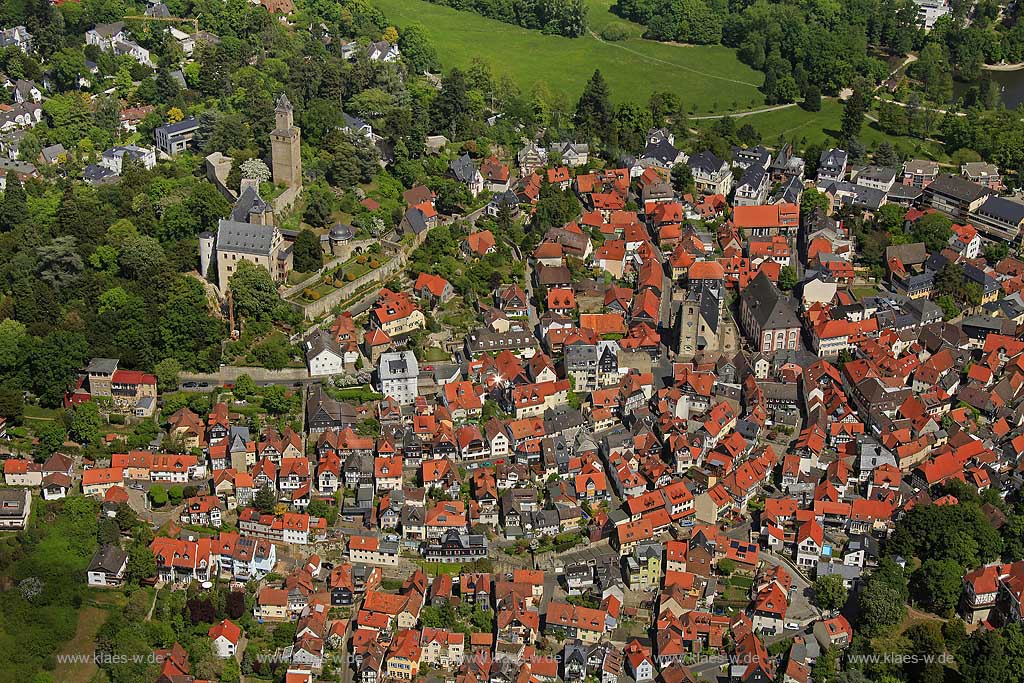 Kronberg im Taunus, Luftbild, Burg Kronberg, Altstadt, Burgberg, Bergfried; Kronberg in Taunus, aerial view, castle Burg Cronberg, historic town, castle hill, donjon.
