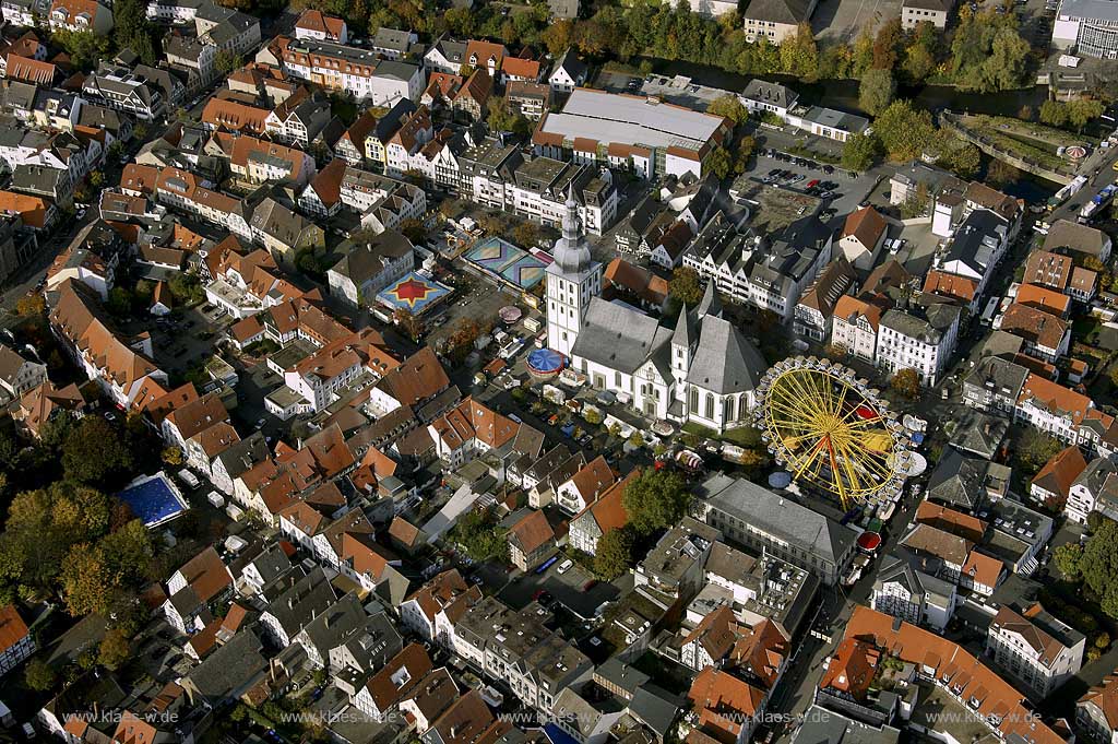 DEU, Deutschland, Nordrhein-Westfalen: Kirmes auf dem Marktplatz vor der Marienkirche in Lippstadt. | DEU, Germany, North Rhine-Westphalia: fair in front of the Marien church in Lippstadt. 