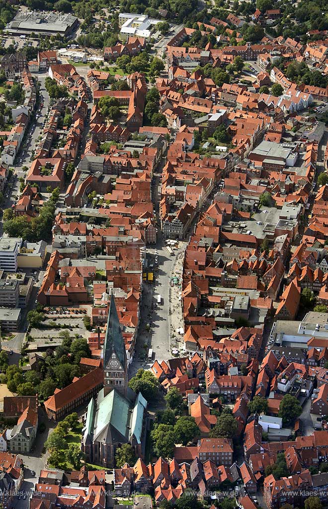 Stadtmitte mit Kirche St. Johannis, Lueneburg, Niedersachsen, Deutschland, DEU. | Town center of Lueneburg, Lower Saxony, Germany, DEU. 