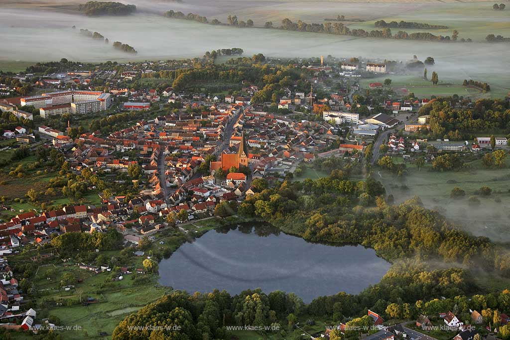 Seenlandschaft Mueritz, Roebel mit den beiden Kirchen St. Marien oestlich und Kirche Roebel am Marktplatz, Mecklenburg-Vorpommern, Deutschland, DEU. | The Mueritz Lakes, Roebel, Mecklenburg-West Pomerania, Germany, DEU.