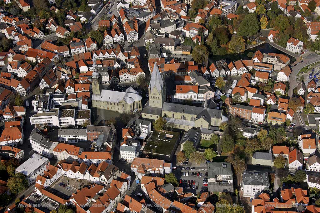 DEU, Deutschland, Nordrhein-Westfalen: Petrikirche und St. Patrokli (rechts) in der Altstadt von Soest. | DEU, Germany, North Rhine-Westphalia: Petri church and St Patrokli church (right) in the oldtown of Soest.