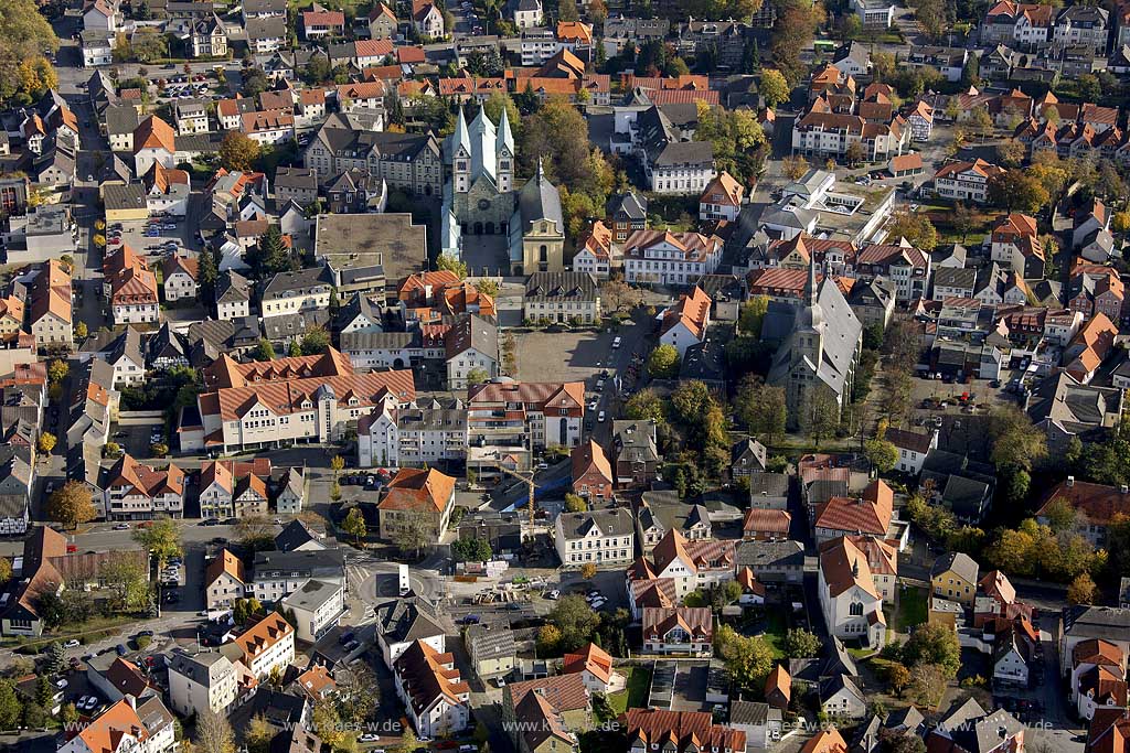 DEU, Deutschland, Nordrhein-Westfalen: Wallfahrtsbasilika und Kirche St. Walburga, Werl. | DEU, Germany, North Rhine-Westphalia: the town center of Werl with St Walburga church. | 