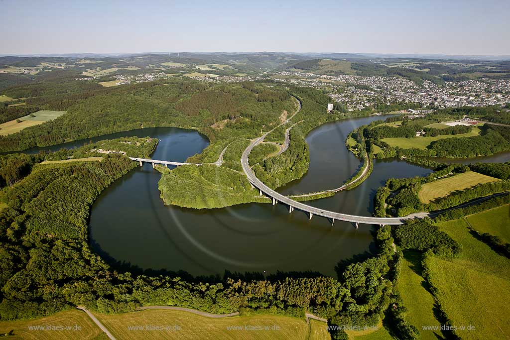 Kreis Olpe,  Gesamtansicht Biggesee und Biggetalsperre, der Biggesee dient der Regulierung von Bigge, Lenne und Ruhr, als auch der Wasserversorung; Radius Olpe,  general view onto lake Biggesee and barrage Biggetalsperre.