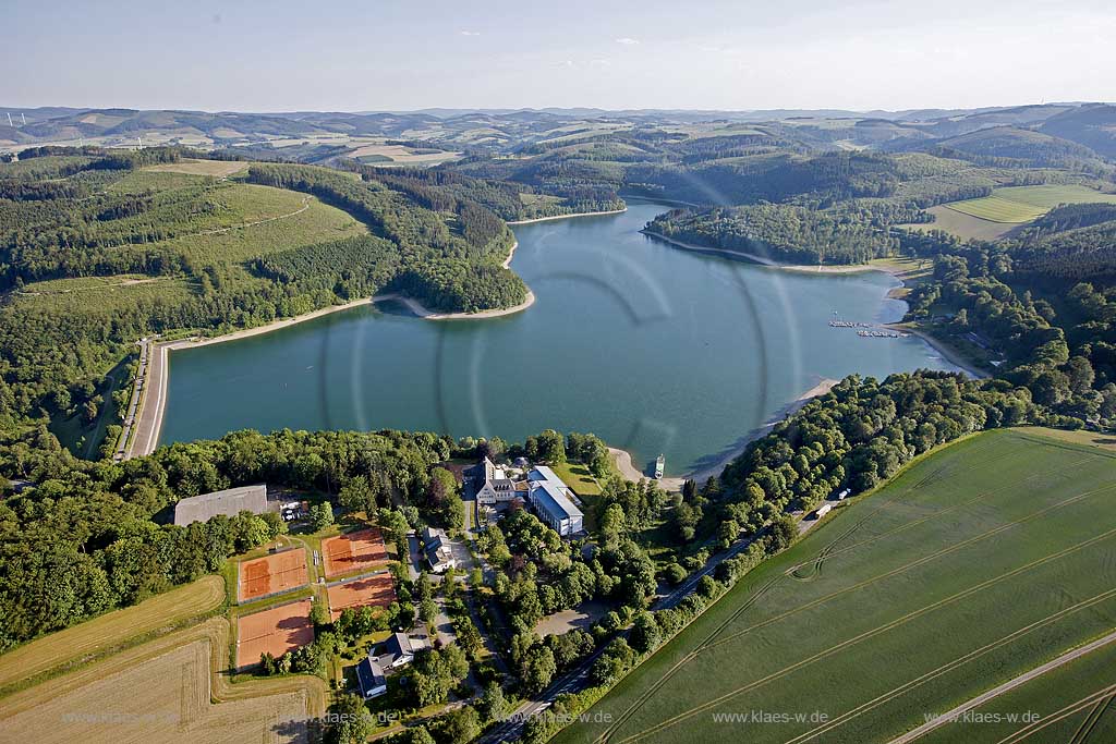 Gesamtansicht  Hennetalsperre im Naturpark Homert, sie staut das Wasser der Henne im Hochsauerlandkreis,sie dient der Niedrigwasseraufhoehung im Flusssystem der Ruhr, dem Hochwasserschutz, der Wasserkrafterzeugung und der Erholung; general view barrage Hennetalsperrre.