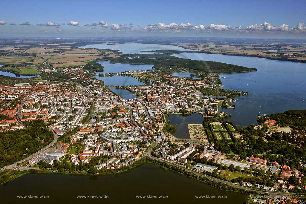 Schloss Schwerin und Innenstadt, Schwerin, Mecklenburg-Vorpommern, Deutschland, DEU. | Schwerin castle and town center, Schwerin, Mecklenburg-West Pomerania, Germany, DEU.