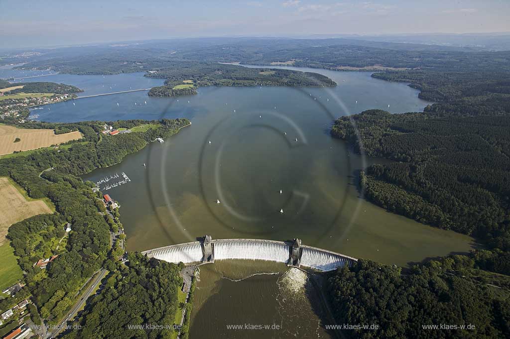 DEU, Deutschland: Moehnesee, Staumauer, Sauerland, Hochwasser. | DEU, Germany: Lake Moehne, Sauerland, obstruction wall, flood