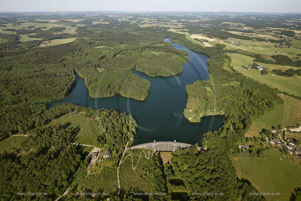 Wipperfuerth bei der Ortschaft Neye, Gesamtansicht der Neyetalsperre mit Schieberhaeusern und Stausee, Gewichtsstaumauer aus Bruchsteinmauerwerk nach dem Intze-Prinzip; Wipperfuerth near the small city Neye, general view barrage Neyetalsperre.