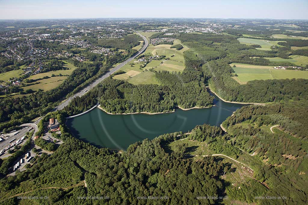 Remscheid, Gesamtansicht Remscheider Talsperre, Eschbachtalsperre, erste Trinkwasser-Talsperre Deutschlands ,Otto Intze, Intzeprinzip,Gewichtsstaumauer; Remscheid, general view barrage Remscheider Talsperre, barrage Eschbachtalsperre.