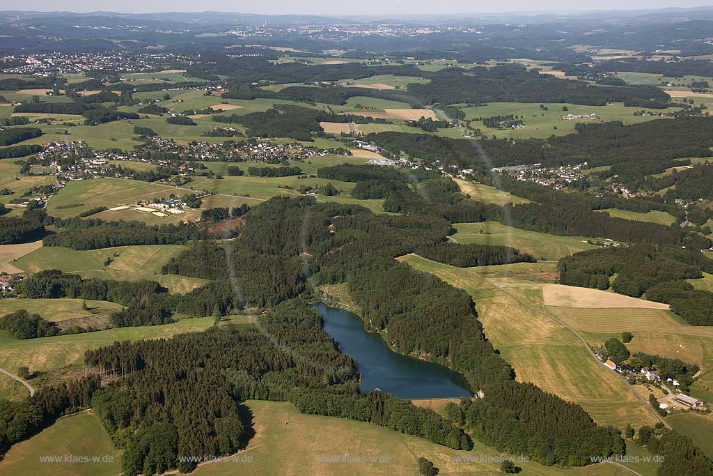 Gesamtansicht Silbertalsperre bzw Schevelinger Talsperre zwischen den Ortschaften Hoennige und Kreuzberg im Nordosten von Wipperfuerth,,Trinkwassertalsperre;between the small citys Hoennige and Kreuzberg, general view barrage Silbertalsperre alternatively barrage Schevelinger Talsperre.