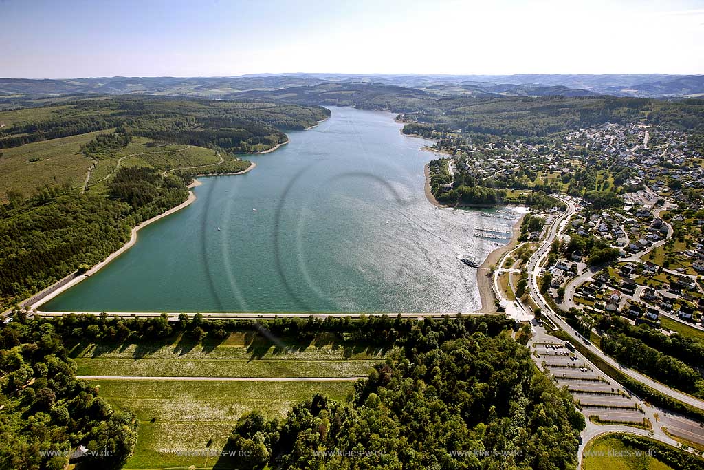 Gesamtansicht Sorpesee bzw.  Sorpetalsperre mit Staumauer, der Sorpesee zhlt zu den groen Stauseen des Ruhrverbands im Sauerland. Er dient neben der Wasserregulierung der Ruhr und der Stromerzeugung sowie als Freizeit- und Erholungsgebiet; general view to barrier lake Porpesee also known as barrier Sorpetalsperre with retaining wall.