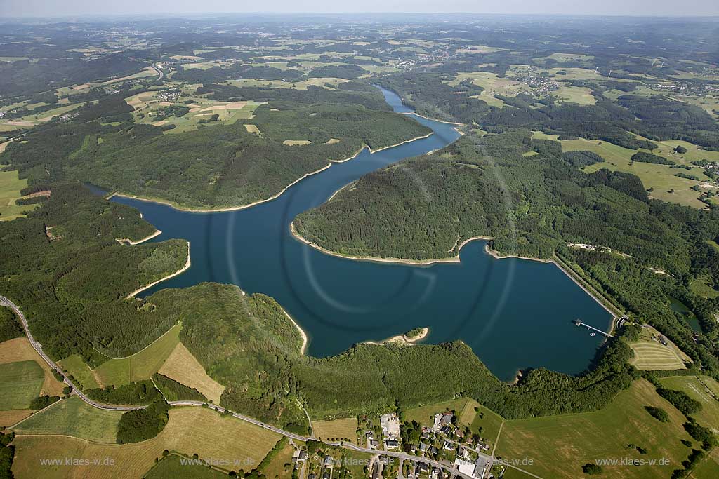 Reichshof bei Gummersbach, Gesamtansicht Wiehltalsperre gehoert dem Aggerverband an und dient derTrinkwasserversorgung und dem Hochwasserschutz; Reichshof near Gummersbach, general view  barrage Wiehltalsperre.