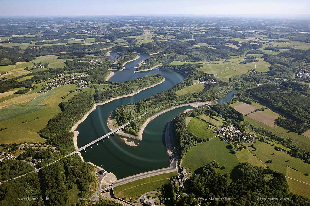 Gesamtansicht Wuppertalsperre, ist eine Brauchwassertalsperre. Sie dient der Niedrigwasseraufhoehung, dem Hochwasserschutz der Wupper und der Wasserkrafterzeugung; general view barrage Wuppertalsperre