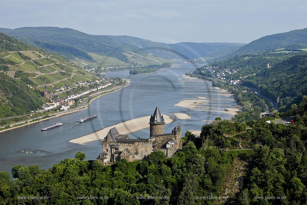 Bacharach, Blick ueber Burg Stahleck ins Rheintal mit Rhein bei Niedrigwasser, Sandbank, Bunen sichtbar; Bacharach, view over the castle Stahleck to Rhine valley with Rhine at low water