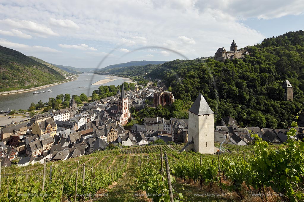 Bacharach, Blick auf den Ort mit  Kirche St. Peter, eine romanische dreischiffige Emporenbasilikar,  Burg Stahleck und mit Rhein bei Niedrigwasser; Bacharach, view to town with church St. Peter