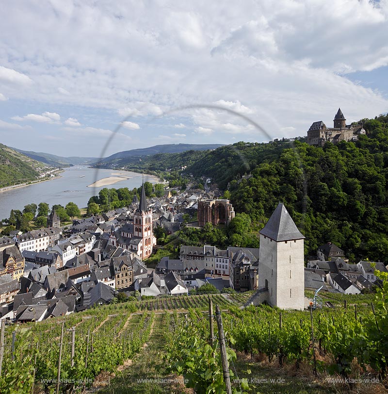 Bacharach, Blick auf den Ort mit  Kirche St. Peter, eine romanische dreischiffige Emporenbasilikar,  Burg Stahleck und mit Rhein bei Niedrigwasser; Bacharach, view to town with church St. Peter