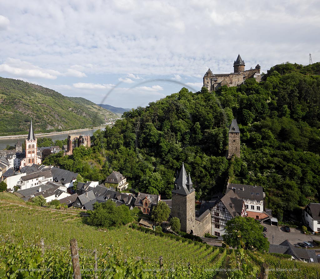 Bacharach, Blick auf den Ort mit  Kirche St. Peter, eine romanische dreischiffige Emporenbasilikar,  Burg Stahleck; Bacharach, view to town with church St. Peter and castle Stahleck.