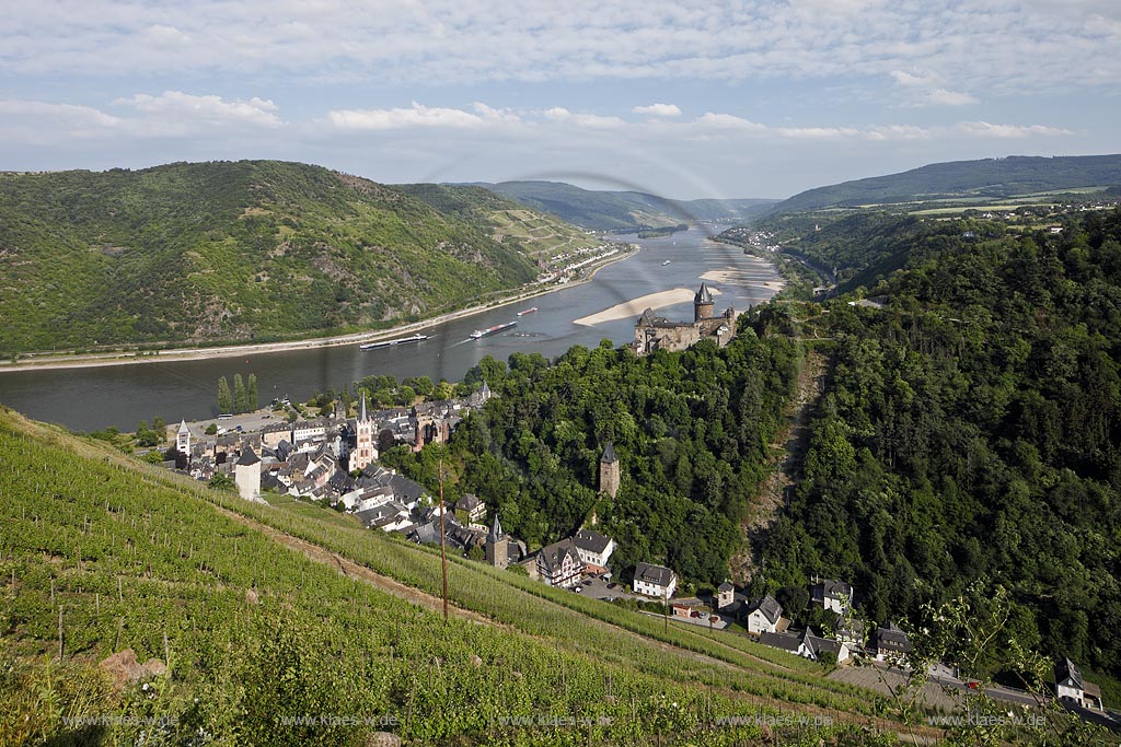 Bacharach, Blick auf den Ort mit  Kirche St. Peter, eine romanische dreischiffige Emporenbasilikar,  Burg Stahleck und mit Rhein bei Niedrigwasser; Bacharach, view to town with church St. Peter