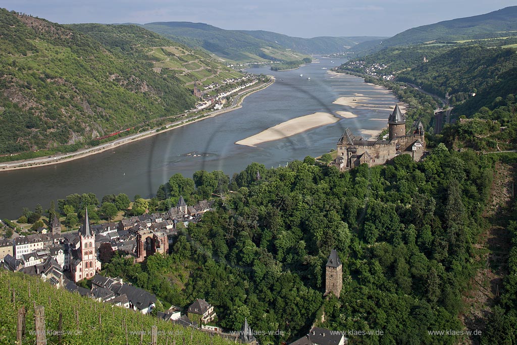 Bacharach, Blick auf den Ort mit  Kirche St. Peter, eine romanische dreischiffige Emporenbasilikar,  Burg Stahleck und mit Rhein bei Niedrigwasser; Bacharach, view to town with church St. Peter