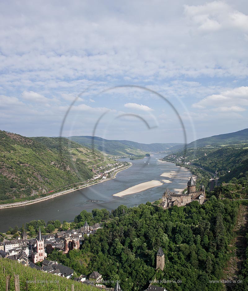 Bacharach, Blick auf den Ort mit  Kirche St. Peter, eine romanische dreischiffige Emporenbasilikar,  Burg Stahleck und mit Rhein bei Niedrigwasser; Bacharach, view to town with church St. Peter