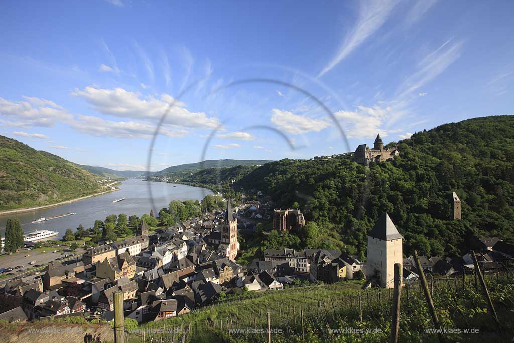 Bacharach Blick auf den Ort mit Burg Stahleck, Peterskirche, Wernerkapelle, Postenturm und dem Rhein; View to village Bacharach with castle Stahleck; Peters church, Werner chapel, watch tower and Rhine river