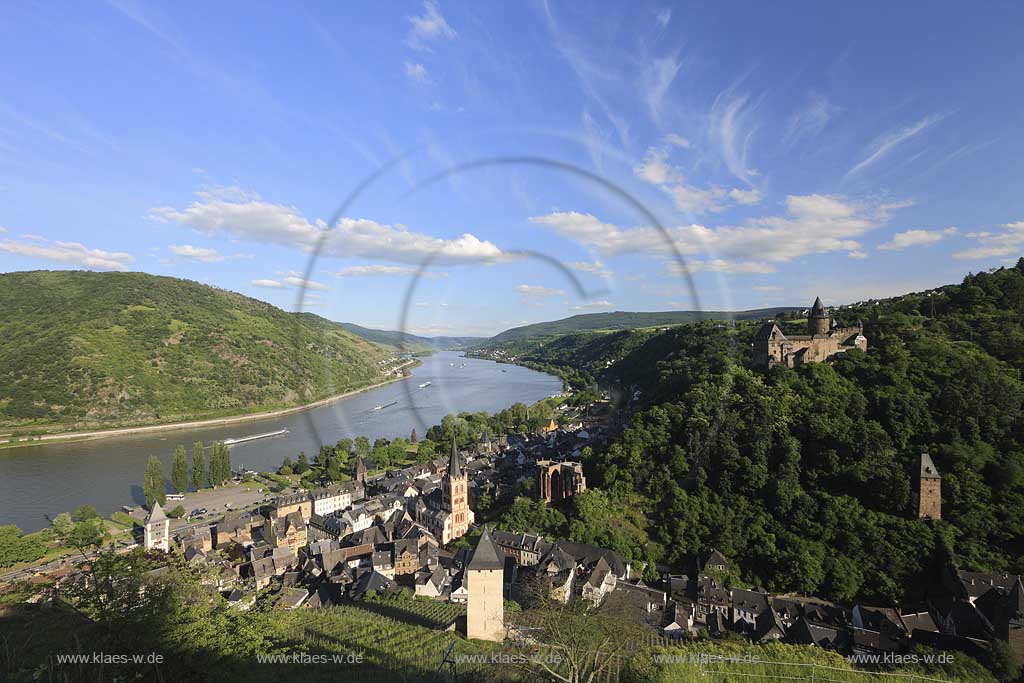 Bacharach Blick auf den Ort mit Burg Stahleck, Peterskirche, Wernerkapelle, Postenturm und dem Rhein; View to village Bacharach with castle Stahleck; Peters church, Werner chapel, watch tower and Rhine river