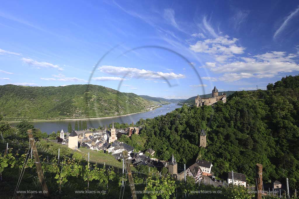 Bacharach Blick auf den Ort mit Burg Stahleck, Peterskirche, Wernerkapelle und dem Rhein; View to village Bacharach with castle Stahleck; Peters church, Werner chapel and Rhine river