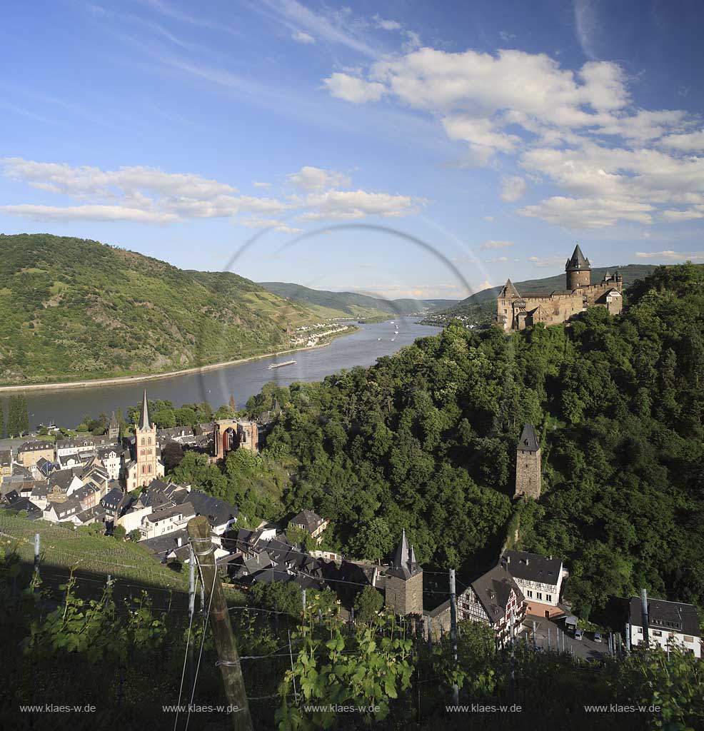 Bacharach Blick auf den Ort mit Burg Stahleck, Peterskirche, Wernerkapelle und dem Rhein; View to village Bacharach with castle Stahleck; Peters church, Werner chapel and Rhine river