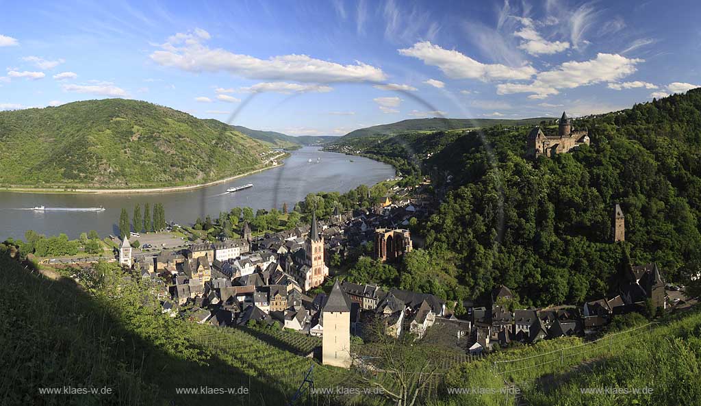 Bacharach Panorama Blick auf den Ort mit Burg Stahleck, Peterskirche, Wernerkapelle, Postenturm und dem Rhein; Most empressive panorama view to village Bacharach with castle Stahleck; Peters church, Werner chapel, watch tower and Rhine river