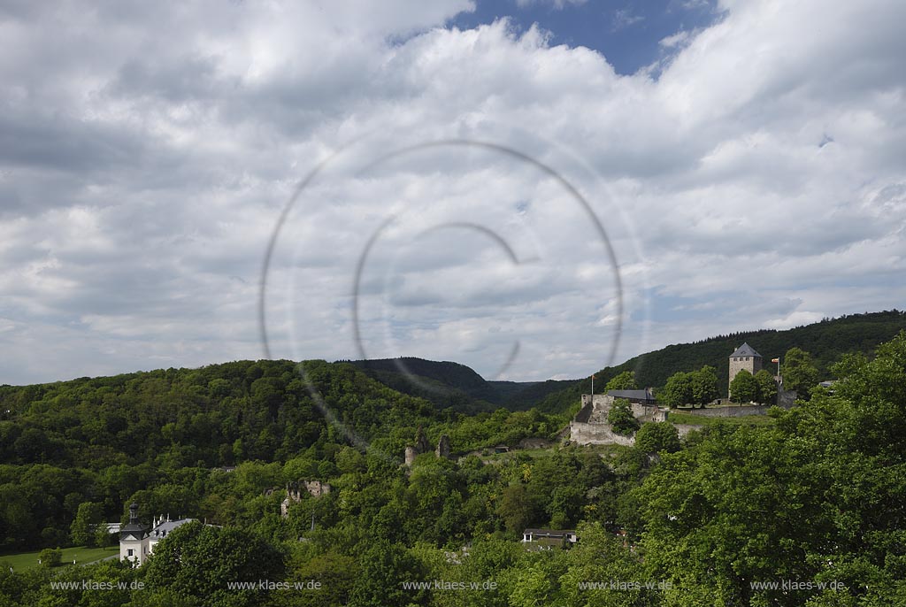 Bendorf-Sayn, Die Ruine der Burg Sayn, der im 12. Jahrhundert erbauten Stammburg der Grafen von Sayn bzw. Sayn-Wittgenstein erhebt sich auf dem etwa 110 Meter langen und 40 Meter breiten Bergruecken des Kehrbergs, eines Auslaeufers des Westerwalds, zwischen den Taleinschnitten von Brexbach und Saynbach. Unterhalb der Ruine erstreckt sich nach Sueden hin der Stadtteil Sayn mit dem am Fu des Burgbergs gelegenen Schloss Sayn, einem Barockbau aus dem Jahr 1757; Bendor-Sayn, the ruin of castle Sayn