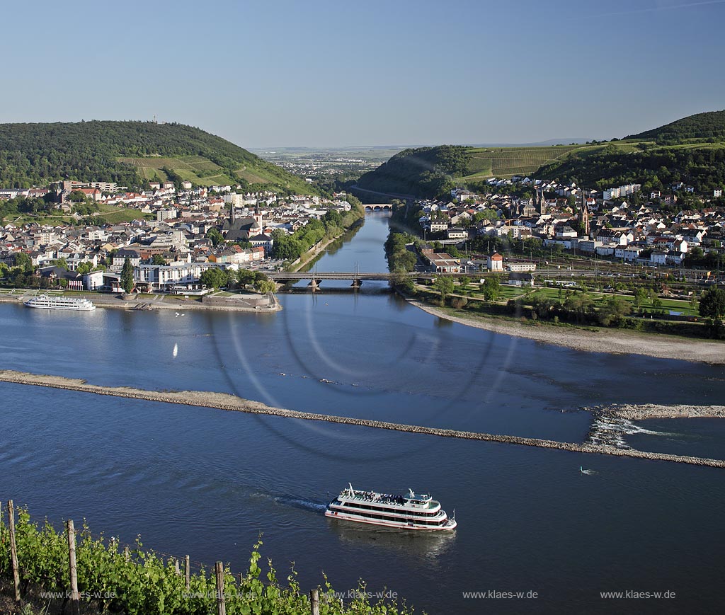 Bingen, Blick auf die Stadt mit Burg Klopp und St. Martin Kirche auf Nahemuendung, Rhein bei Niedrigwasse, Fahrgastschiff MS Rhein Star der Rssler-Linie Fahrgastschifffahrt; Bingen, view to town with castle Klopp and church St. Martin to Nahemuendung at low water.