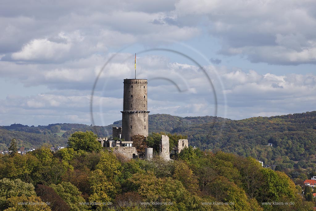 Bonn Bad-Godesberg, Blick zur Godesburg mit Bergfried im Fruehherbst mit Wolkenstimmung, im Hintergrund das Siebengebirge; Bonn Bad-Godesberg, view to castle ruin Godesburg, in the background the hills of Siebengebirge.