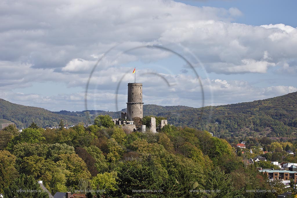 Bonn Bad-Godesberg, Blick zur Godesburg mit Bergfried im Fruehherbst mit Wolkenstimmung, im Hintergrund das Siebengebirge; Bonn Bad-Godesberg, view to castle ruin Godesburg, in the background the hills of Siebengebirge.