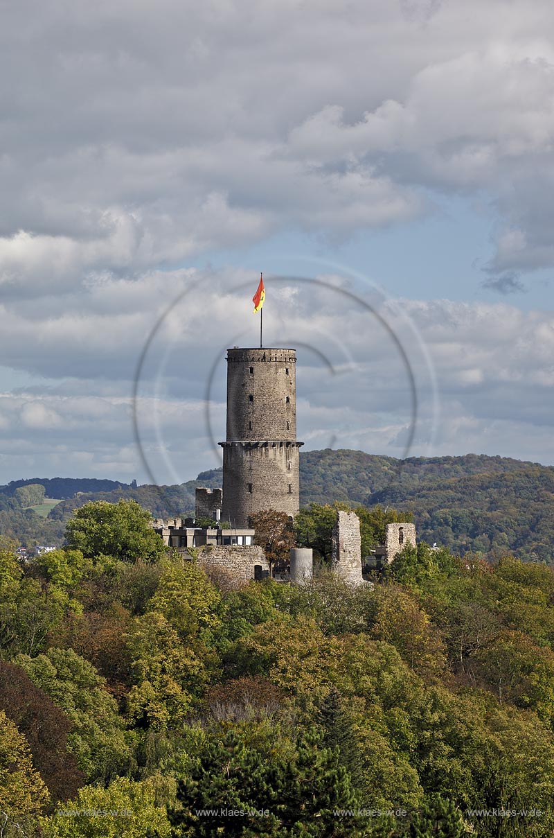 Bonn Bad-Godesberg, Blick zur Godesburg mit Bergfried im Fruehherbst mit Wolkenstimmung, im Hintergrund das Siebengebirge; Bonn Bad-Godesberg, view to castle ruin Godesburg, in the background the hills of Siebengebirge.