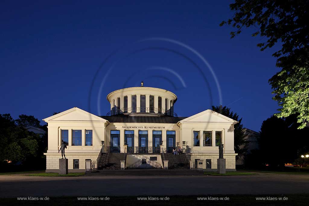 Bonn Akademisches Kunstmuseum frontal zur fortgeschrittenen blauen Stunde, beleuchtet, illuminiert, view to facade, front t of academically museum of art during blue hour