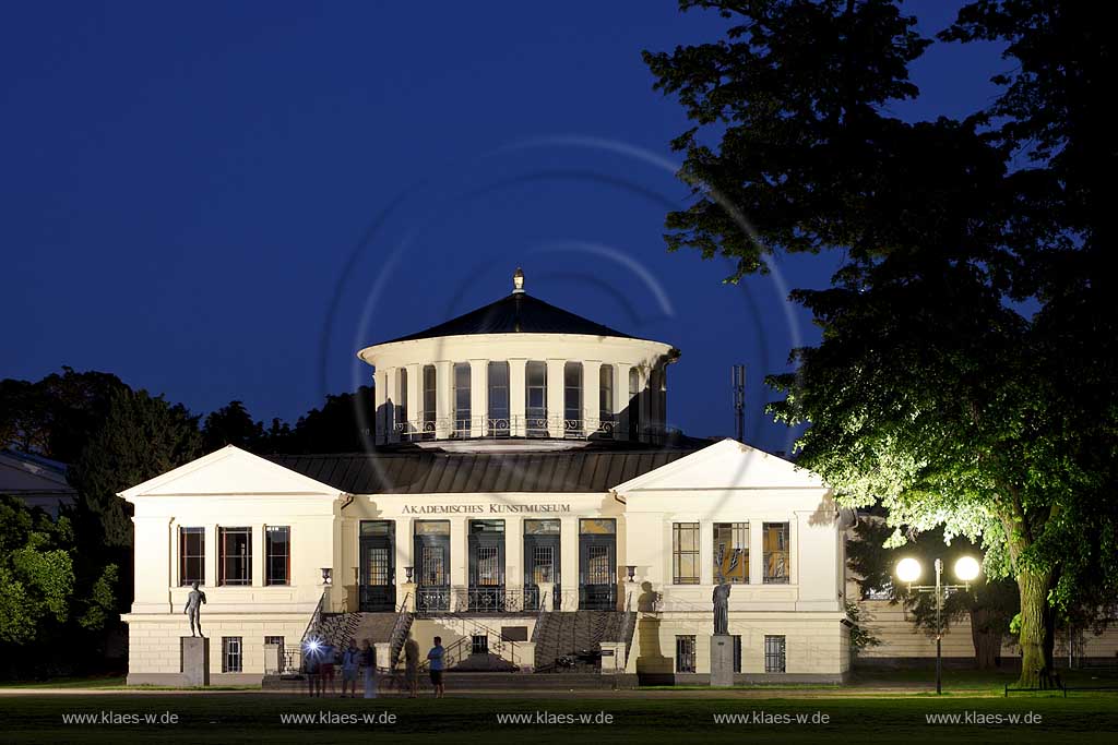 Bonn Akademisches Kunstmuseum frontal zur fortgeschrittenen blauen Stunde, beleuchtet, illuminiert, view to facade, front t of academically museum of art during blue hour