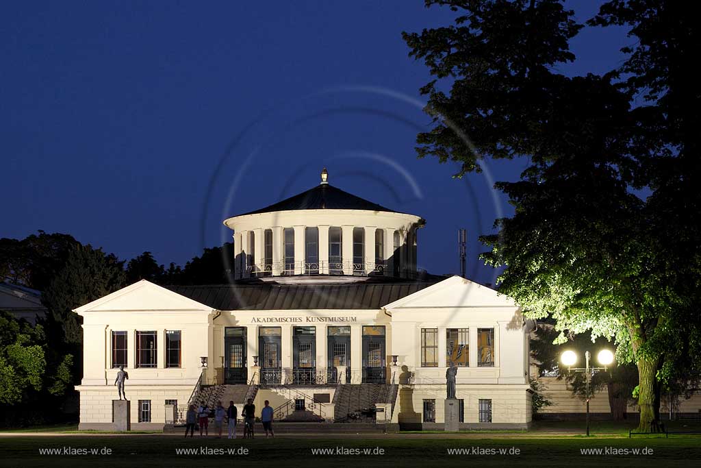 Bonn Akademisches Kunstmuseum frontal zur fortgeschrittenen blauen Stunde, beleuchtet, illuminiert, view to facade, front t of academically museum of art during blue hour