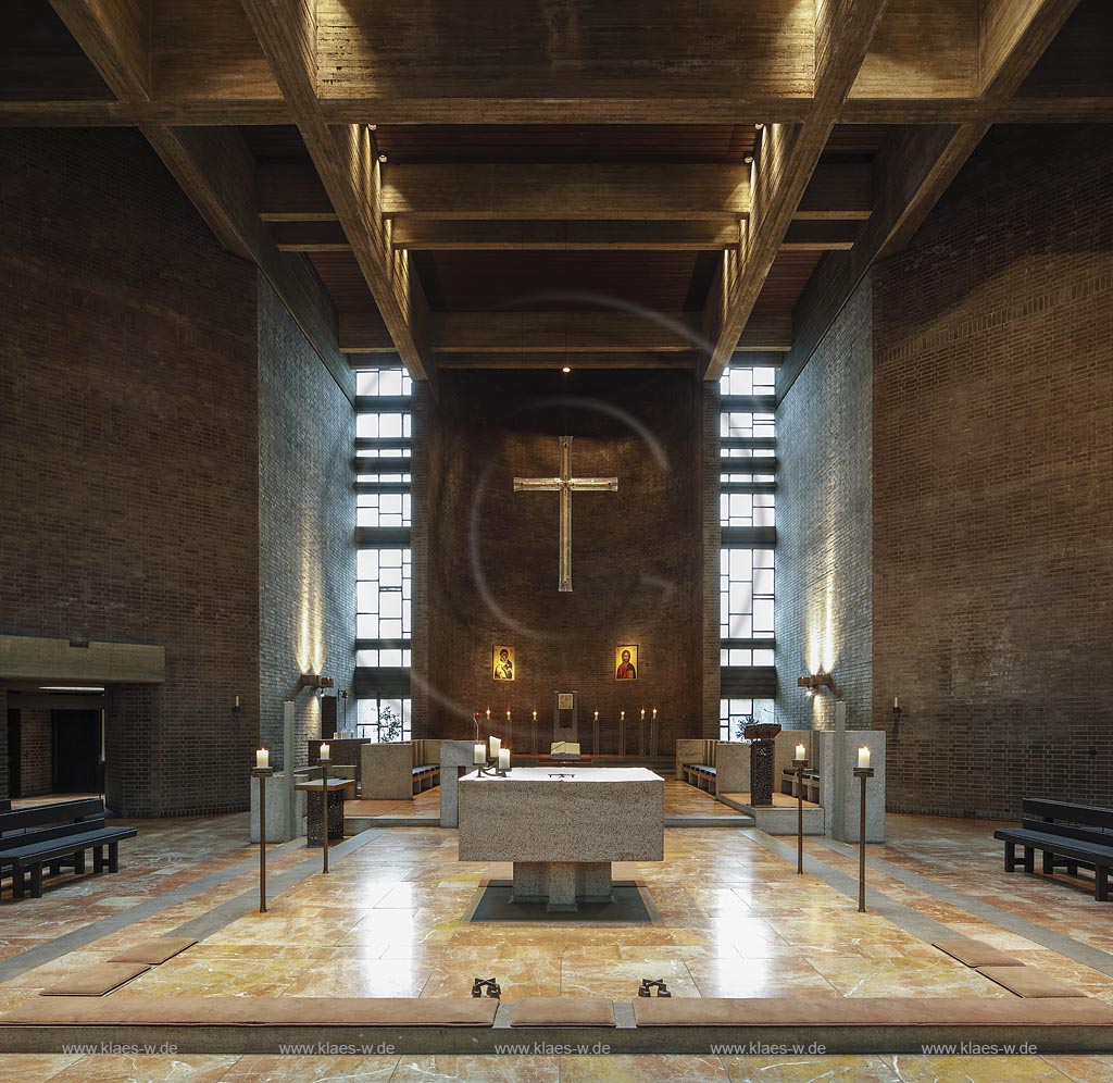 Bonn-Limperich, die katholische Pfarrkirche Heilig Kreuz, entstanden nach Plaenen von Architekt Professor "Alexander Freiherr von Branca".  Blick auf Altar mit Ostkonche und Haengekreuz von "Florian Lechner";  Bonn-Limperich, catholic parish church Heilig Kreuz, view over altar with conch and suspended cross by "Florian Lechner".