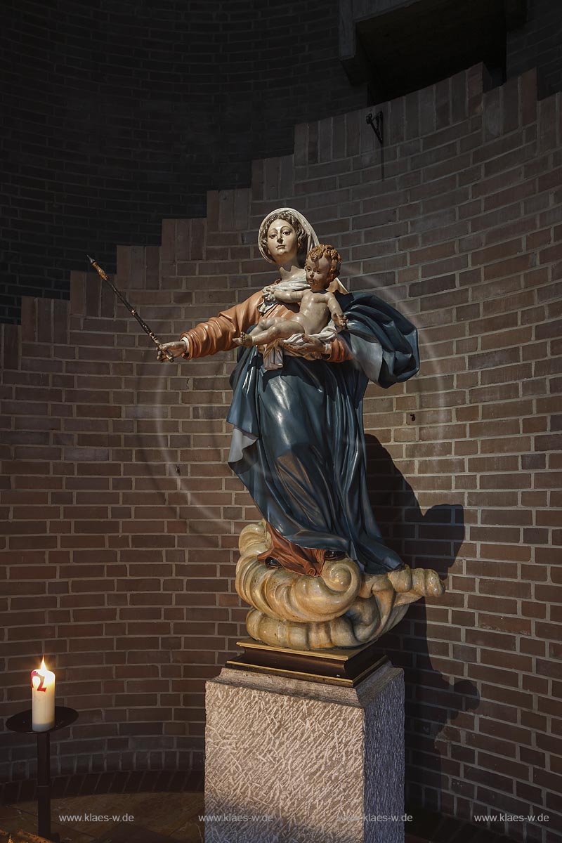 Bonn-Limperich, die katholische Pfarrkirche Heilig Kreuz, entstanden nach Plaenen von Architekt Professor "Alexander Freiherr von Branca".  Marienstatue in der Nordkonche; Bonn-Beuel Limperich, catholic parish church Heilig Kreuz, north-conch with a statue of Maria.