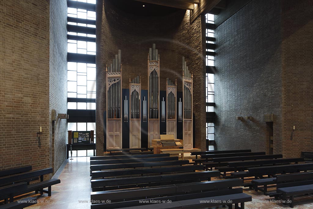 Bonn-Limperich, die katholische Pfarrkirche Heilig Kreuz, entstanden nach Plaenen von Architekt Professor "Alexander Freiherr von Branca".  Blick durchs Langhaus auf "Binns-Schulte-Orgel" in der Westconche; Bonn-Beuel Limperich, catholic parish church Heilig Kreuz, view through the nave to the organ "Binns-Schulte-Orgel" within the westconche.