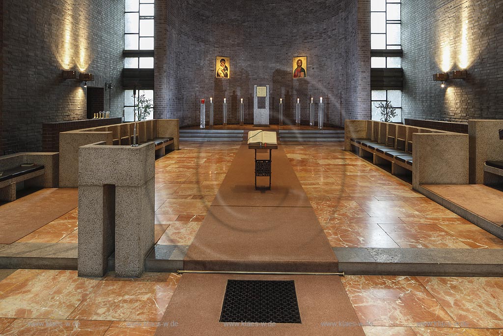 Bonn-Limperich, die katholische Pfarrkirche Heilig Kreuz, entstanden nach Plaenen von Architekt Professor "Alexander Freiherr von Branca". Blick zur Ostconche; Bonn-Beuel Limperich, catholic parish church Heilig Kreuz, view to the east-conche.