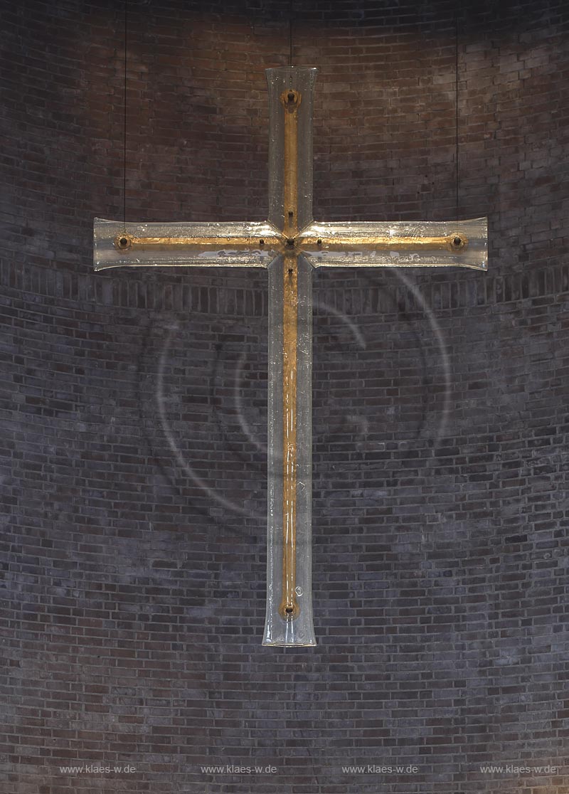 Bonn-Limperich, die katholische Pfarrkirche Heilig Kreuz, entstanden nach Plaenen von Architekt Professor "Alexander Freiherr von Branca". Blick auf das glaeserne Haengekreuz von "Florian Lechner" 1979/80 geschaffen. Es  besteht aus einem innenren Bronzekreuz als Kern und schliesst zwei konvexe Schnmelzglas-Schalen ein. Die Laenge betraegt 324 cm, die Breite 216cm; Bonn-Beuel Limperich, catholic parish church Heilig Kreuz, view to the glassy suspended cross by Florian Lechner anno 1978/80.