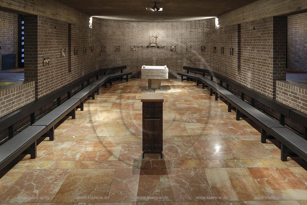 Bonn-Limperich, die katholische Pfarrkirche Heilig Kreuz, entstanden nach Plaenen von Architekt Professor "Alexander Freiherr von Branca". Blick in die Krypta; Bonn-Beuel Limperich, catholic parish church Heilig Kreuz, view into the crypt.