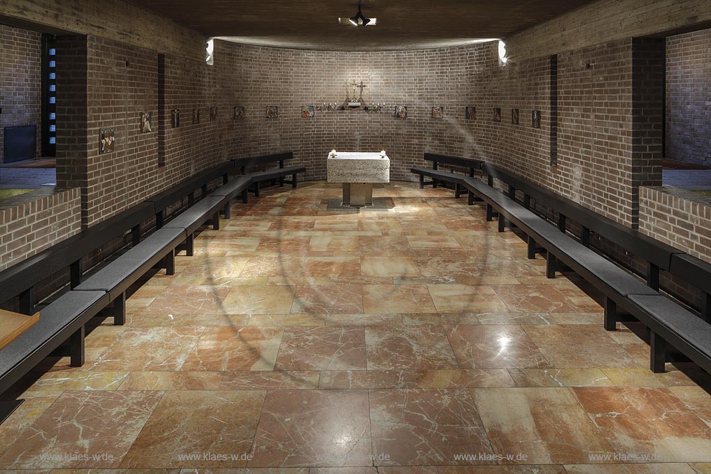 Bonn-Limperich, die katholische Pfarrkirche Heilig Kreuz, entstanden nach Plaenen von Architekt Professor "Alexander Freiherr von Branca". Blick in die Krypta; Bonn-Beuel Limperich, catholic parish church Heilig Kreuz, view into the crypt.