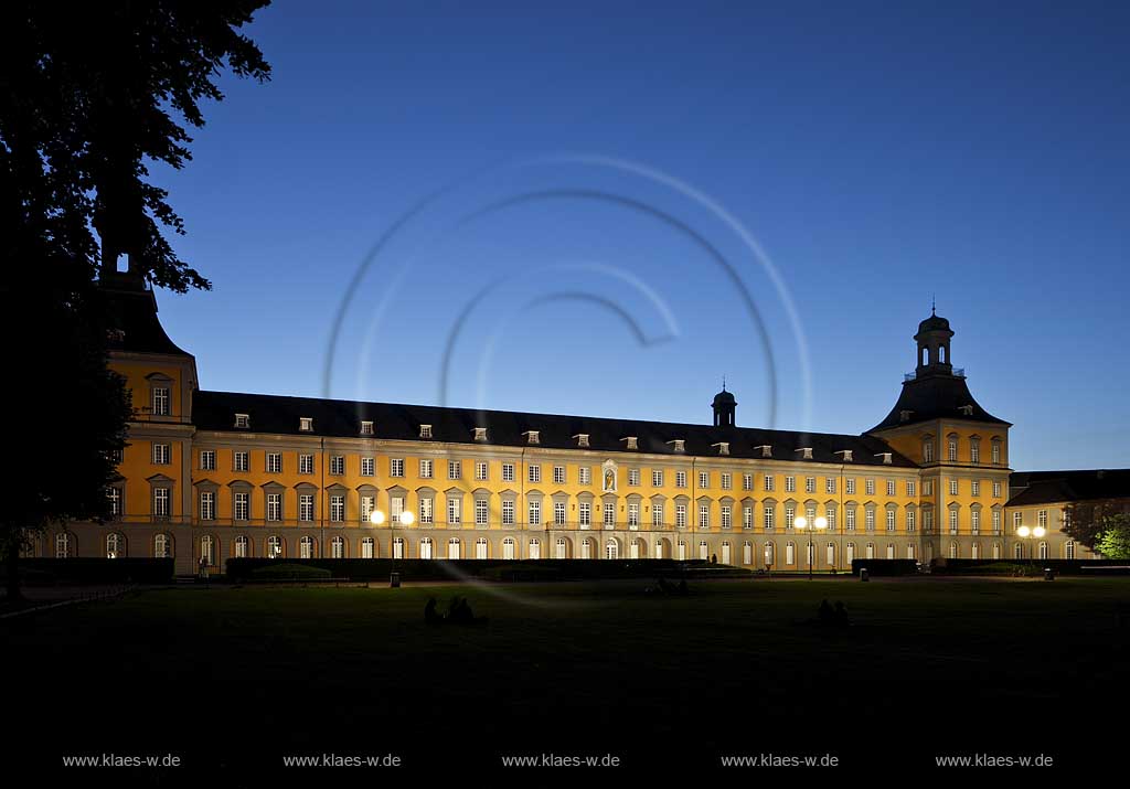 Bonn Blick ber Hofgarten zum Kurfuerstlichen Schloss, Fassade beleuchtet whrend der blauen Stunde, view over garden to castle, illuminated facade, front during the blue hour