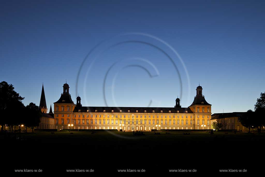 Bonn Blick ber Hofgarten zum Kurfuerstlichen Schloss, Fassade beleuchtet whrend der blauen Stunde,mit Bonner Muenster St. Martin view over garden to castle, illuminated facade, front during the blue hour