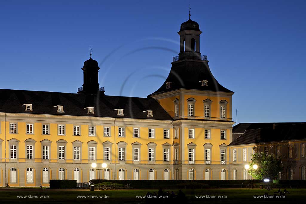 Bonn Blick ber Hofgarten zum Kurfuerstlichen Schloss, Fassade beleuchtet whrend der blauen Stunde, view over garden to castle, illuminated facade, front during the blue hour