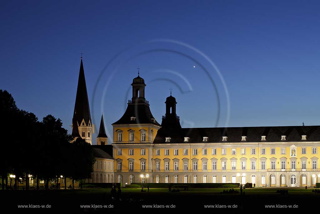 Bonn Blick ber Hofgarten zum Kurfuerstlichen Schloss, Fassade beleuchtet whrend der blauen Stunde,mit Bonner Muenster St. Martin view over garden to castle, illuminated facade, front during the blue hour